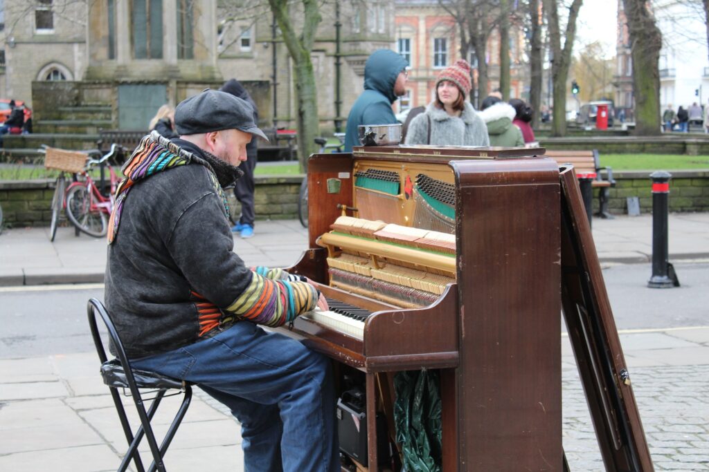 Hombre tocando el piano en la calle