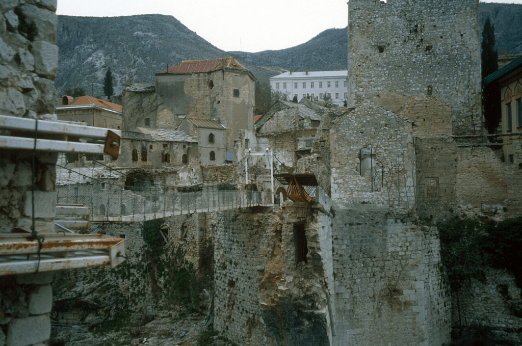 Puente colgante provisional construido por los ingenieros españoles de la misión de los Cascos Azules destinados en Mostar.