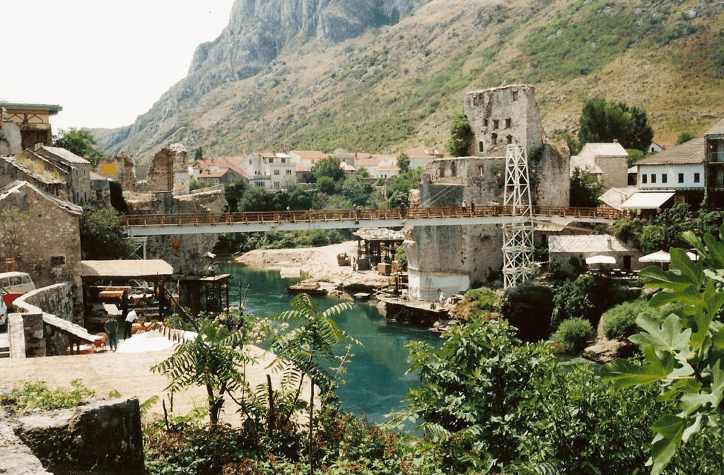 Reconstrucción provisional del Stari Most de Mostar utilizada desde el final de la guerra hasta la reinauguración de la reconstrucción definitiva en 2004
