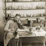 Santiago Ramón y Cajal en su laboratorio en Valencia. Fuente: Instituto Ramón y Cajal, «Legado Cajal», CSIC (Madrid)