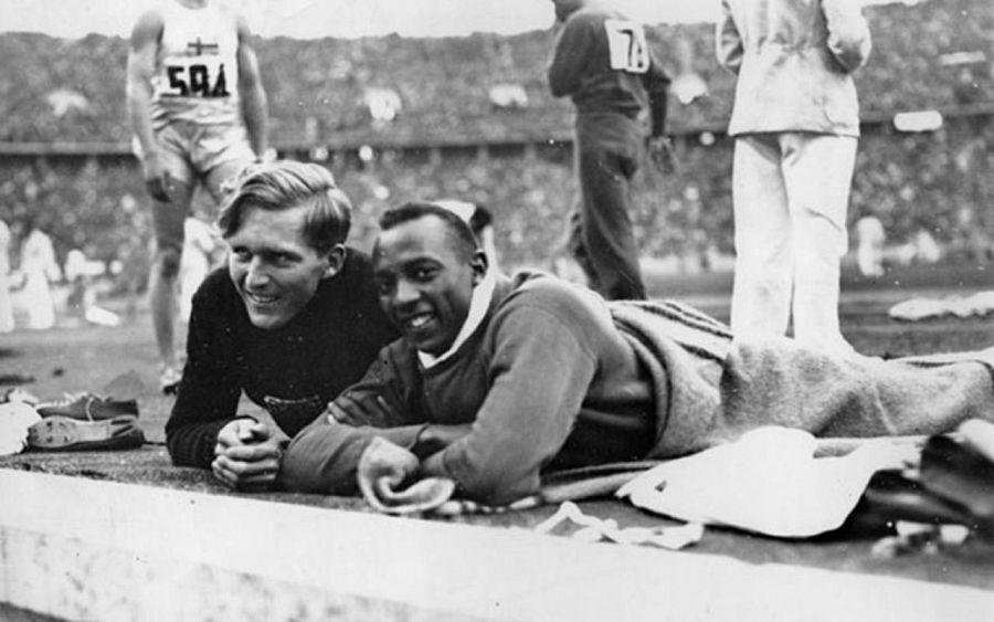 Lutz Long y Jesse Owens, los atletas que desafiaron al nazismo
Fuente: RTVE
https://www.rtve.es/television/20160816/jesse-owens-lutz-long-abrazo-hizo-historia-miercoles-documaster/1381060.shtml