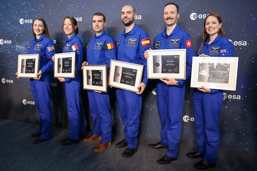 Astronautas graduados en la ESA en 2022, Pablo Álvarez el tercero por la derecha.
Fuente: EFE