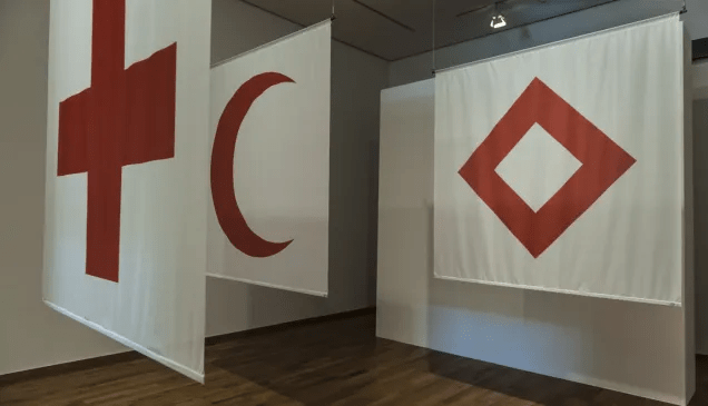 Ginebra, museo Rath. Inauguración de la exhibición “¿Humanizar la guerra? CICR: 150 años de acción humanitaria”.
Fuente: Cruz Roja
https://www.icrc.org/es/document/derecho-politicas-un-emblema-polemico