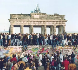 Miles de personas comenzaron a reunirse en el Muro de Berlín durante aquellos días de noviembre de 1989 y comenzaron su demolición con martillos traídos de casa. Había llegado el momento de la ansiada libertad.