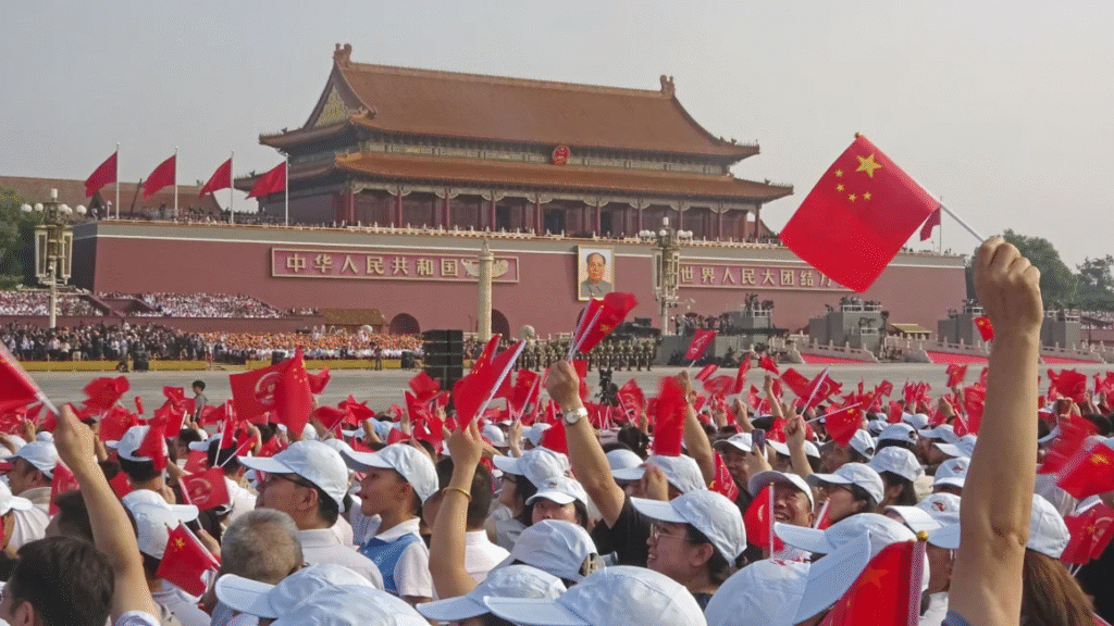 El enorme retrato de Mao Zedong observa, desde la entrada principal a la Ciudad Prohibida, a la multitud enfervorizada, banderas al viento, y las tropas de la nueva China.
Fuente: CNN español