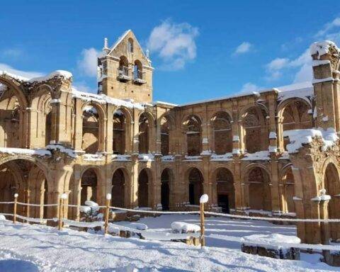 El monasterio de Santa María de Rioseco tiene más de 800 años y poco a poco vuelve a la vida gracias a cientos de voluntarios que lo restauran desde 2010