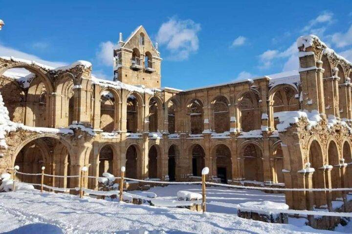 El monasterio de Santa María de Rioseco tiene más de 800 años y poco a poco vuelve a la vida gracias a cientos de voluntarios que lo restauran desde 2010